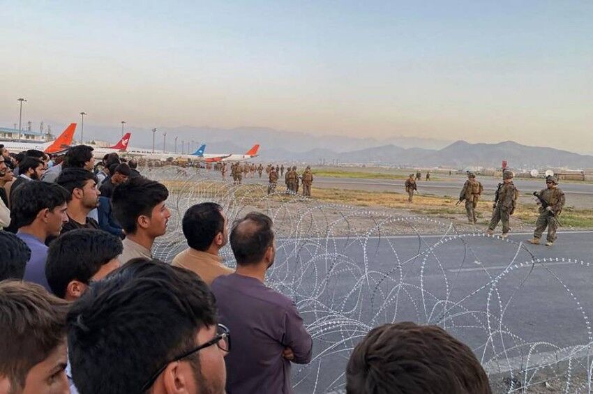 شلیک هوایی سربازان در فرودگاه کابل