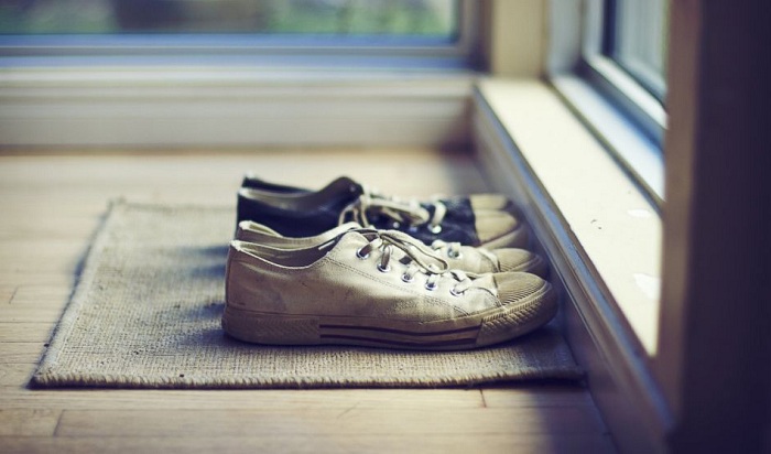 خطراتی که  با کفش ها به خانه می آید