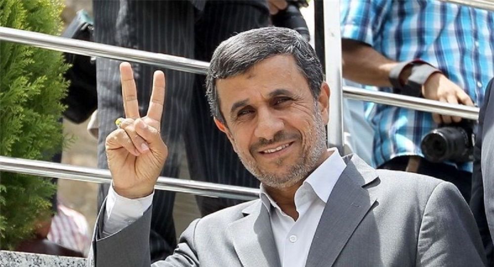 درخواست از احمدی ‌نژاد برای شرکت در  انتخابات ۱۴۰۰ +فیلم