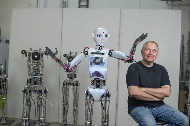 از ساخت عروسک‌ های خیمه‌ شب‌ بازی تا ربات انسانی