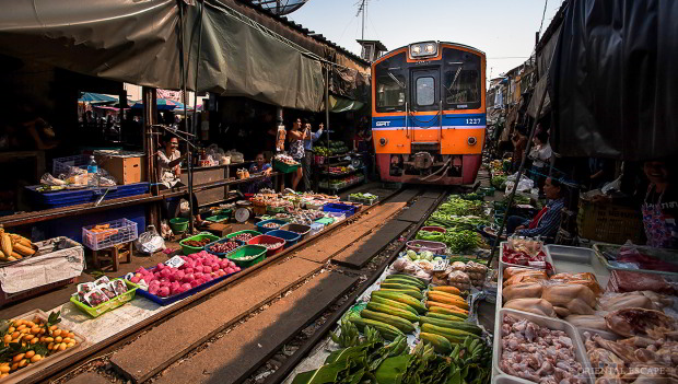 بازار محلی تایلند حول یک ریل قطار +فیلم 