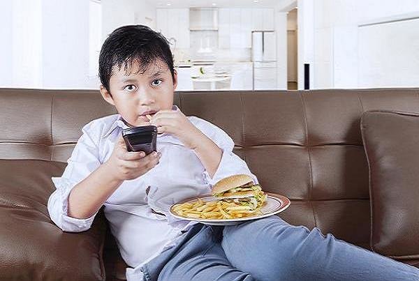 شیوه های مقابله با چاقی دوره کودکی را بشناسید

