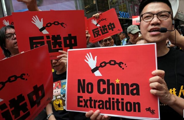 شکستن دوربین‌های مداربسته توسط معترضان هنگ کنگی +فیلم