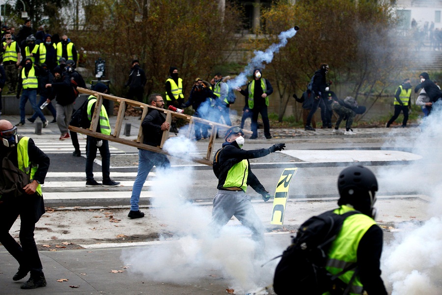جلیقه‌زردها شبکه‌های خبری فرانسه را محاصره کردند