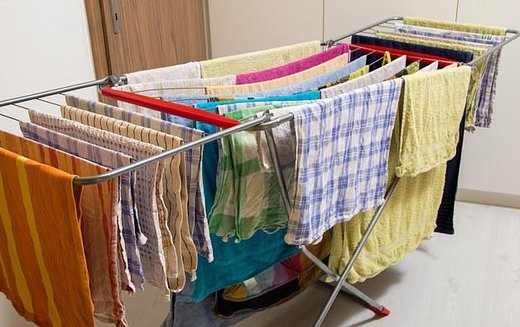چرا نباید لباس‌ها را داخل خانه خشک کنید؟