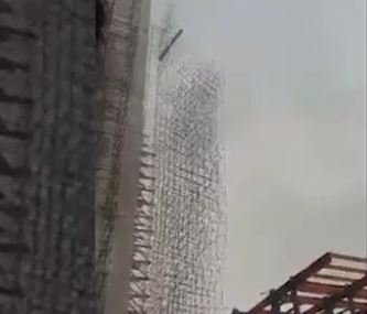 ریزش داربست یک ساختمان بر اثر وزش تندباد در تهران +فیلم
