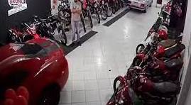 راننده ناشی در نمایشگاه ماشین مرد جوان را زیر گرفت + فیلم