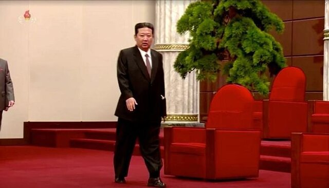 صندل‌ های رهبر کره شمالی سوال‌ برانگیز شد + عکس