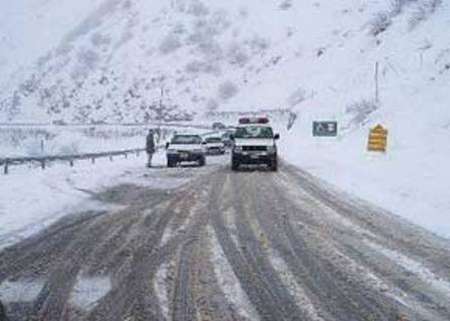بارش برف محور یزد به شیراز را بست 