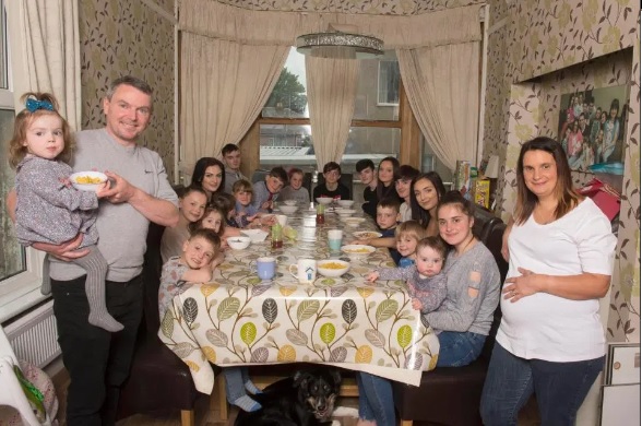 یک خانواده انگلیسی با ۲۲فرزند! +عکس