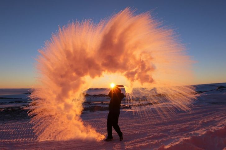 اگر چای داغ را در قطب شمال به هوا بریزید، این اتفاق می افتد