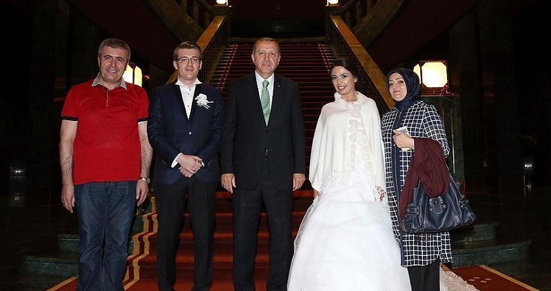 عروس و داماد جنجالی در حضور اردوغان +عکس