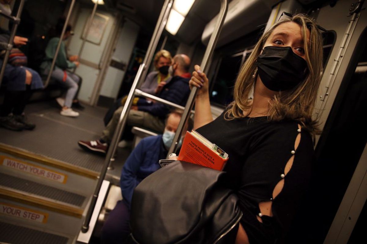 سقوط یک زن روی ریل مترو پس از تشنج + فیلم