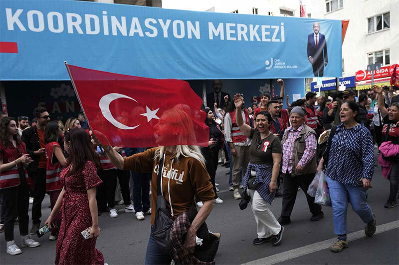 جشن و پایکوبی هواداران اردوغان مقابل کاخ ریاست جمهوری ترکیه + فیلم
