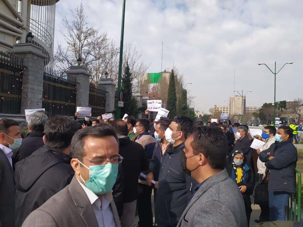 اعتراض به میزان افزایش حقوق ۱۴۰۱ مقابل مجلس + عکس
