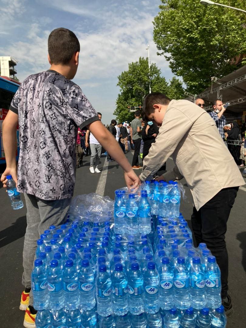 برند زمزم ۱۵۰هزار بطری آب معدنی بین نمازگزاران عید فطر توزیع کرد