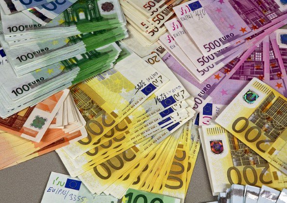 دلار و یورو در آذر ماه چقدر گران شد؟/ رشد یورو پرشتاب‌تر از دلار