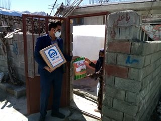 توزیع کمک‌های معیشتی بیمه آسیا در شهر زلزله زده سی سخت