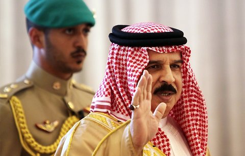 چرت زدن شاه بحرین هنگام سخنرانی پاپ + فیلم 