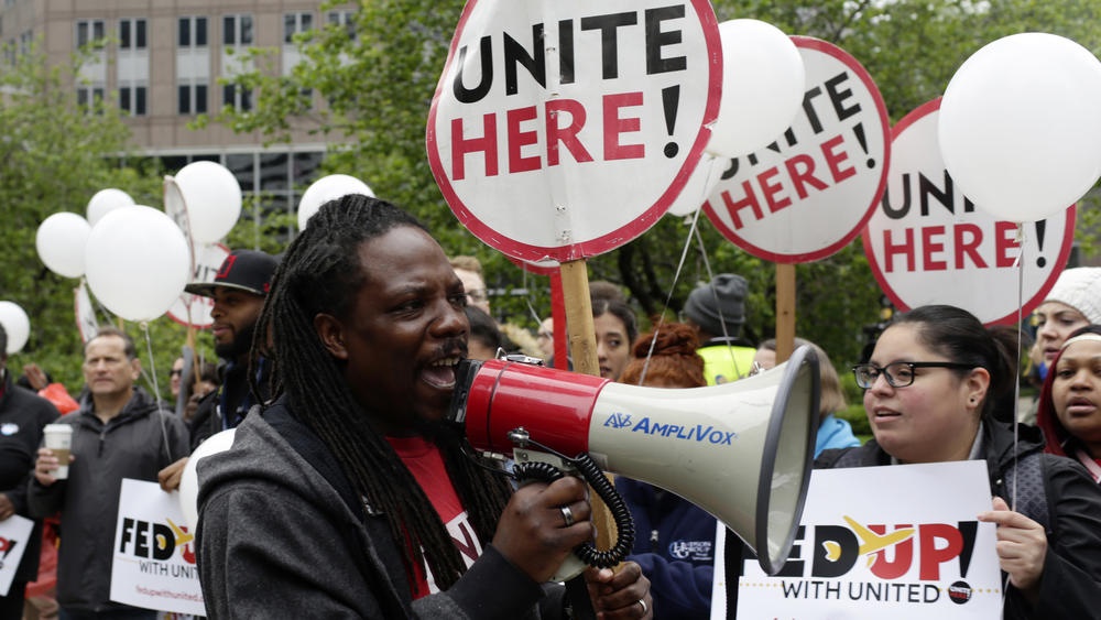 اعتصاب کارکنان فرودگاه شیکاگو برای دریافت حقوق بیشتر +تصاویر