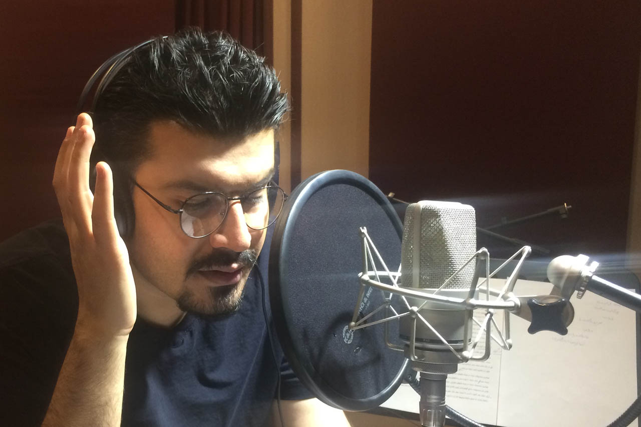 قرآن خواندن با صوت مجری معروف روی آنتن زنده + فیلم