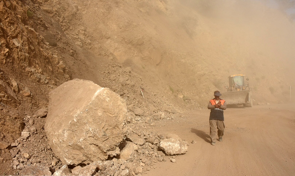 ریزش کوه جاده کرمانشاه به تازه آباد در اثر زلزله +تصاویر