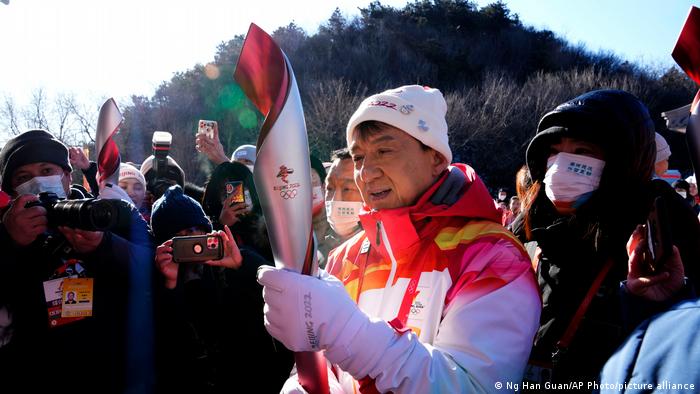 مشعل المپیک در دستان جکی چان + عکس