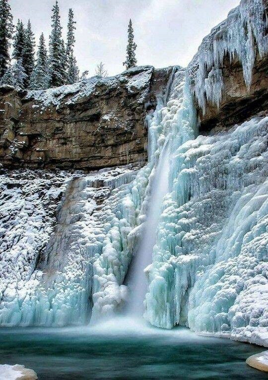 نمایی زیبا از آبشار یخ‌زده +عکس
