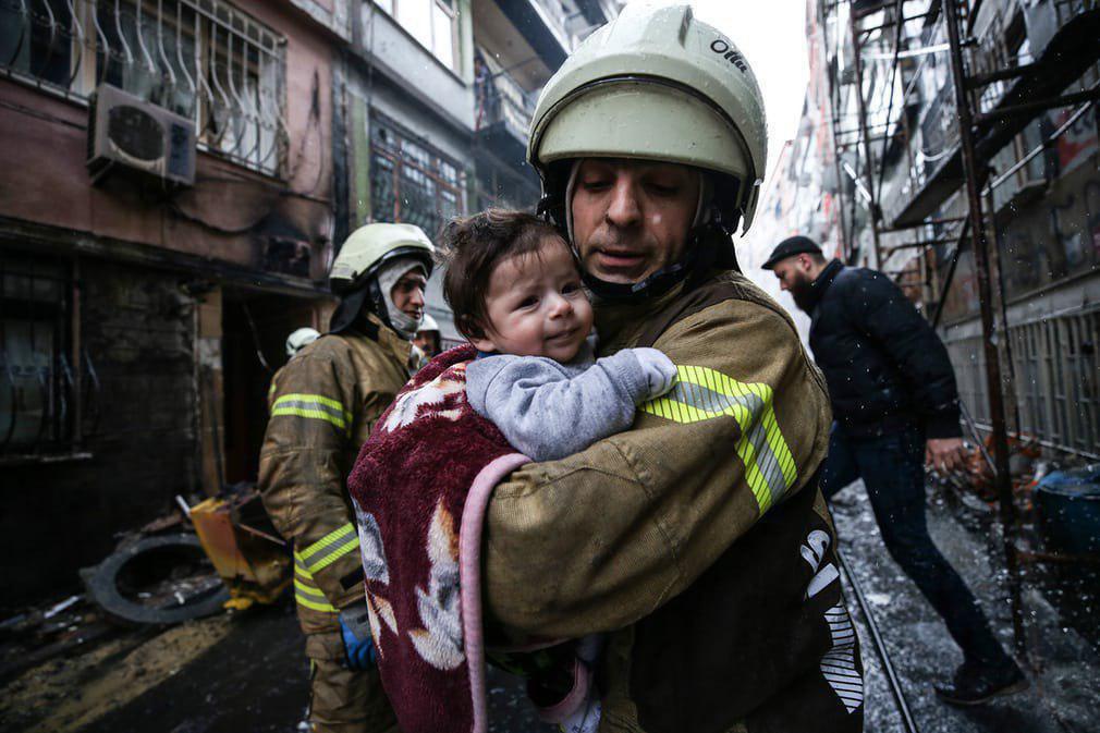 جات نوزاد توسط آتش‌نشان از محل انفجار گاز +عکس