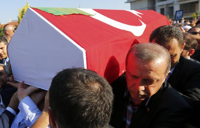 اردوغان زیر تابوت قربانیان کودتا +عکس