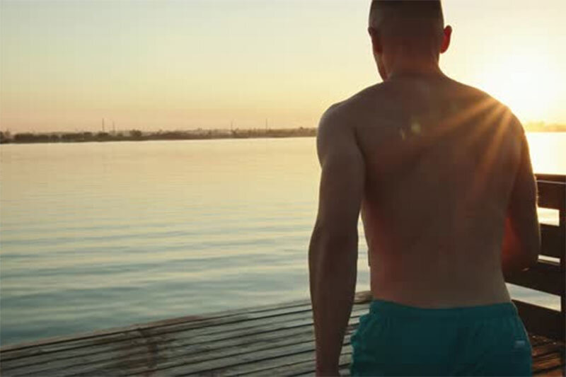 دویدن عجیب یک مرد جوان روی دریاچه + فیلم