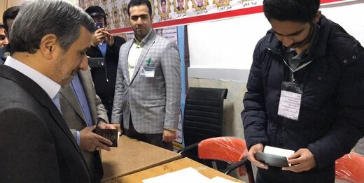 احمدی‌نژاد پای صندوق رای +عکس