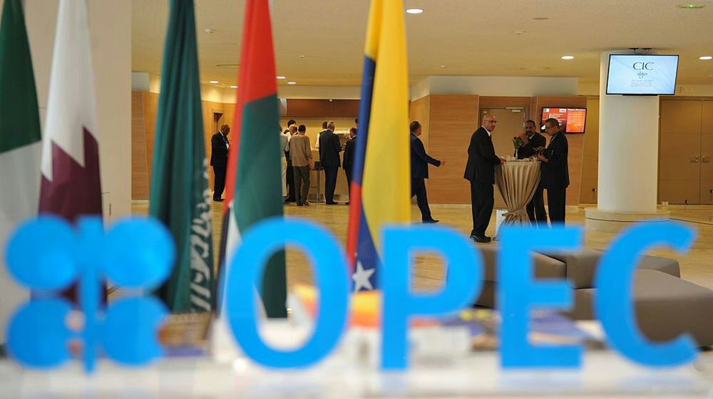 اوپک در ماه آینده عرضه مازاد نفت را کنترل می‌کند 