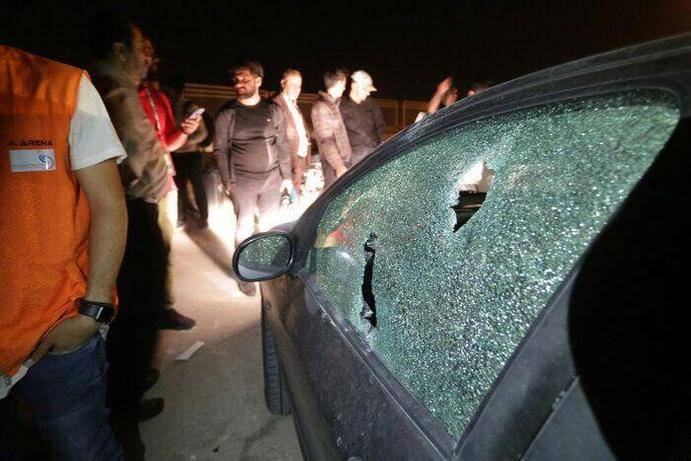 حمله بی‌رحمانه به اتومبیل خبرنگاران پس از دیدار سپاهان - پرسپولیس +فیلم