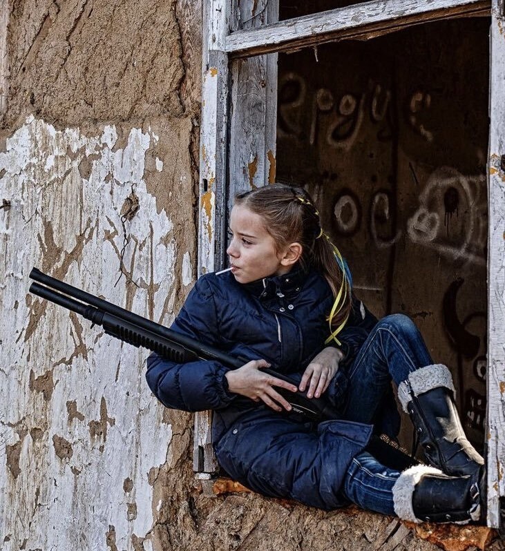 پشت پرده عکس تکان دهنده از دختر اسلحه به دست اوکراینی 