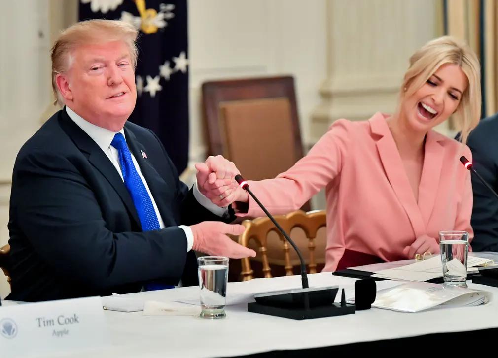 شوخی ترامپ با دخترش در یک جلسه رسمی +عکس