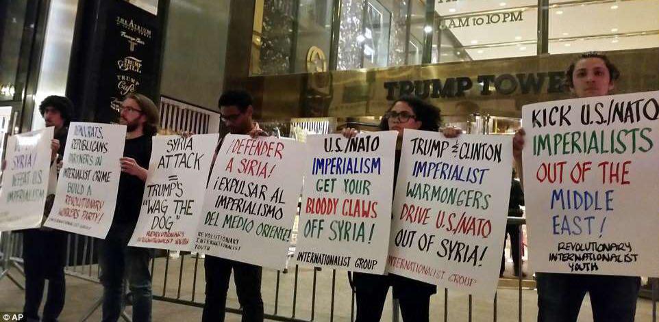 تجمع معترضان به تجاوز نظامی در مقابل برج ترامپ