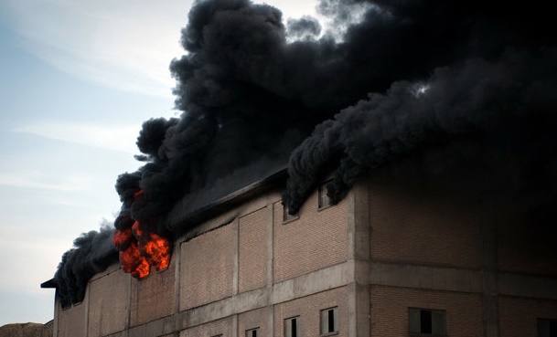آتش در پشت بام مجتمع تجاری مهار شد