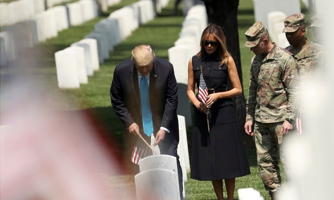 بازدید دونالد ترامپ و همسرش از قبرستان ملی آمریکا +فیلم