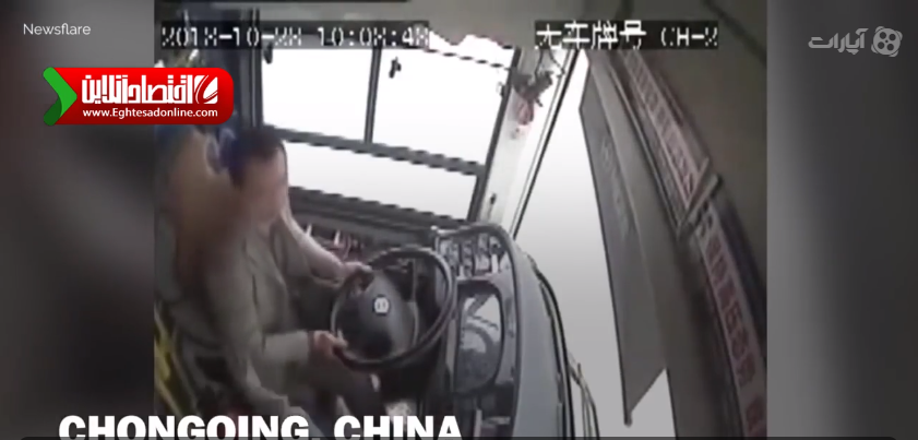 ویدیوی تکان دهنده از لحظه سقوط اتوبوس از پل در چین