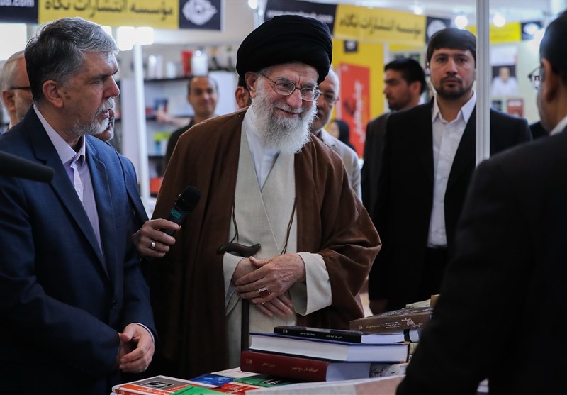  بازدید رهبر انقلاب از نمایشگاه کتاب تهران
