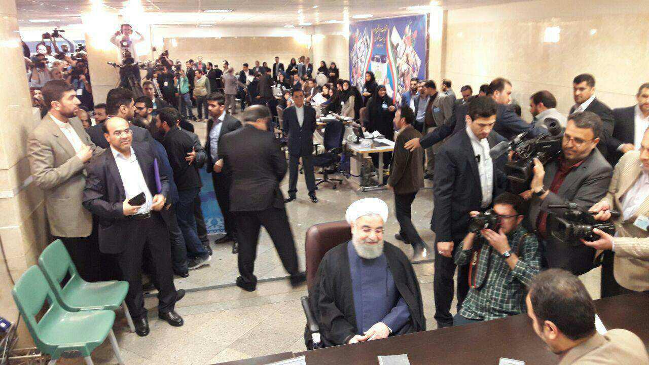 حضور حسن روحانی در وزارت‌کشور برای ثبت‌نام در انتخابات +فیلم