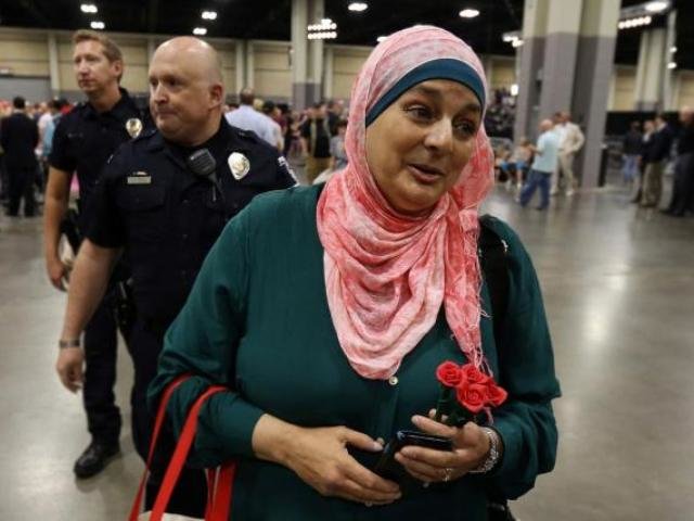 اخراج یک زن مسلمان آمریکایی از تجمع انتخاباتی ترامپ