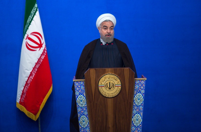 روحانی: رهبری محور وحدت هستند