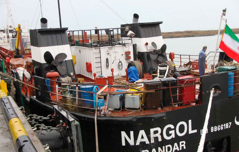 نجات کشتی سانحه دیده در دریایی خزر +تصاویر