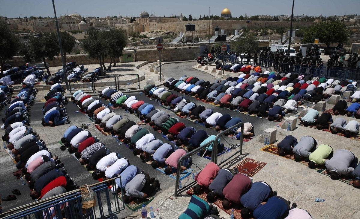 برپایی نماز جمعه خارج از مسجد الاقصی +عکس