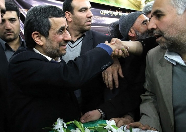 احمدی‌نژاد درتشییع پدر شهیدکاوه +عکس