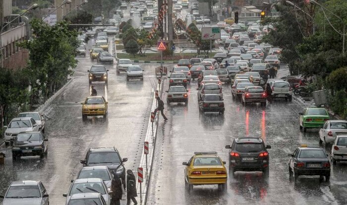 بارش باران معابر تهران را قفل کرد 