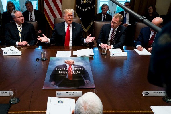 اولین نشست کابینه ترامپ در۲۰۱۹؛ نمایش پوستر ضدایرانی