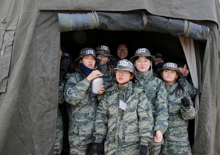 چالش دانش آموزان کره با تفنگداران دریایی +تصاویر